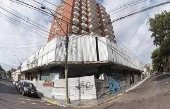 Edificio abandonado del MEC se destinaría a viviendas económicas
